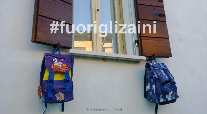 Fermiamo la didattica a distanza, anche a Mantova la protesta degli zaini (C) MantoBimbi