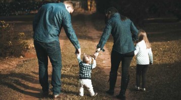 Genitori con figli, camminano insieme